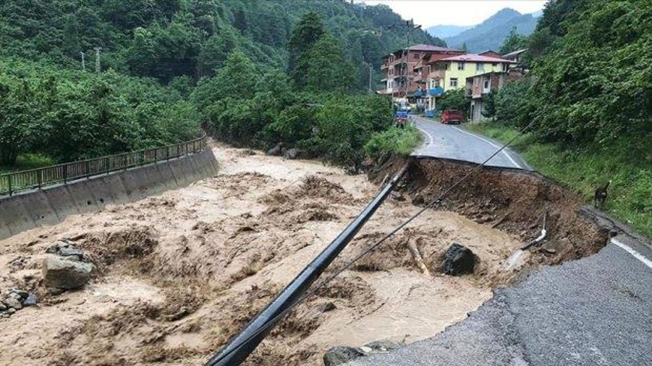 Trabzon'da sağanak nedeniyle yol çöktü