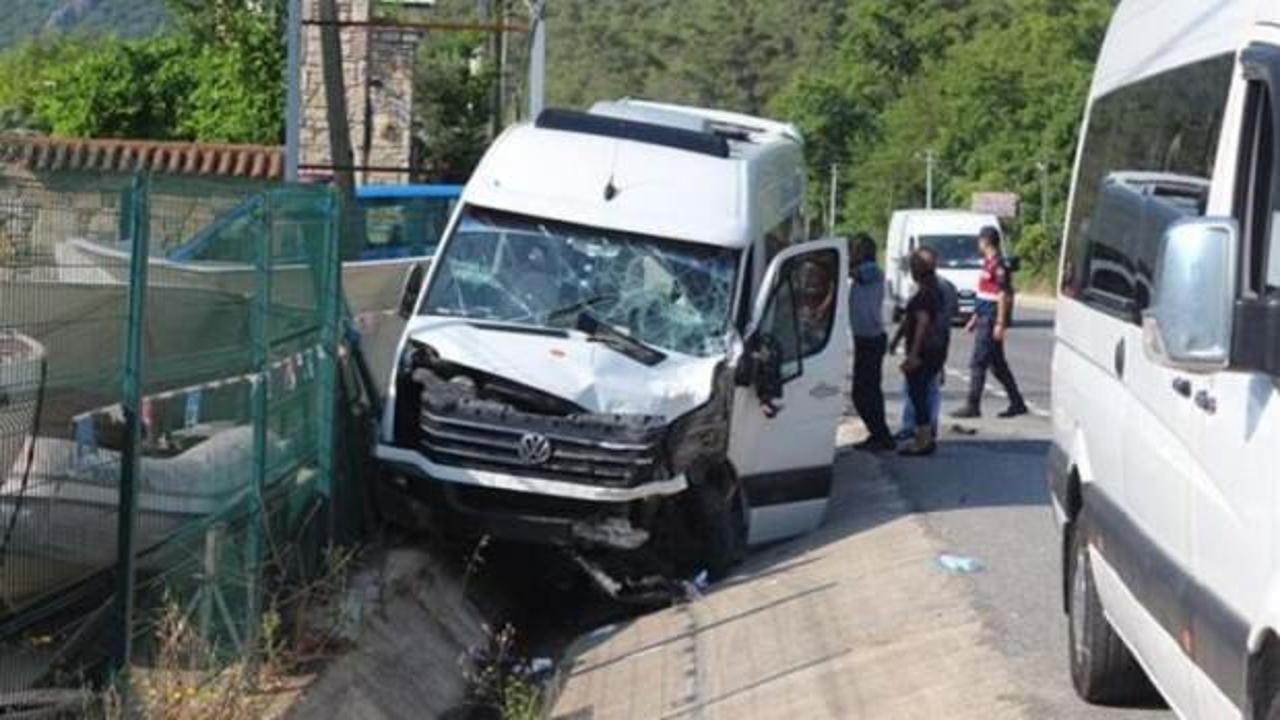 Feci kaza: Rus turistleri taşıyan minibüs TIR'la çarpıştı