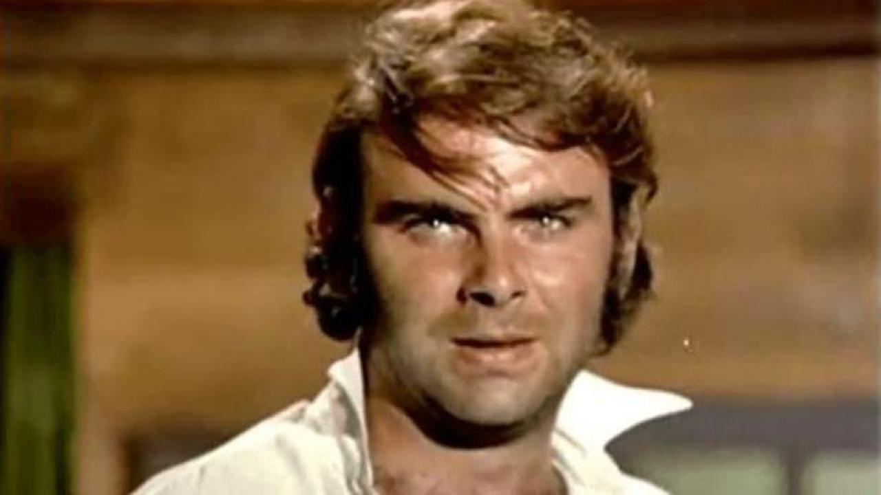 Enis Fosforoğlu'nun cenazesinde fotoğraf çekilme rezaleti!