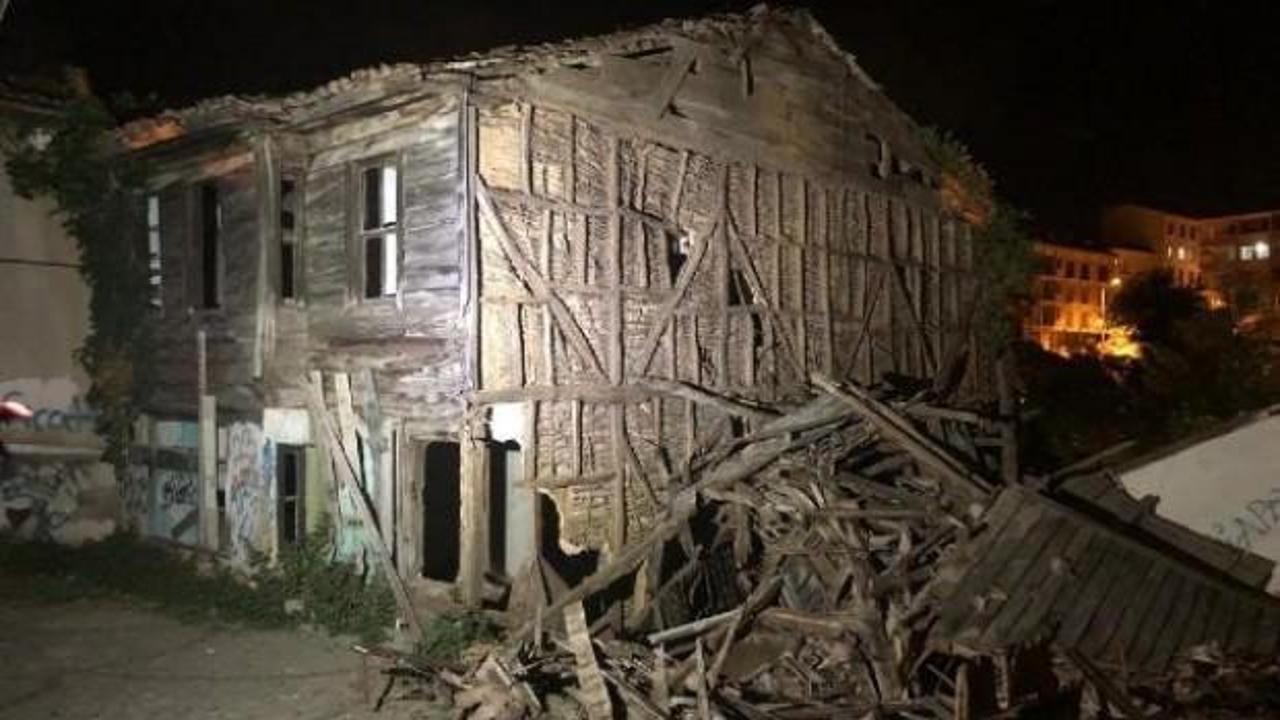 Şile'de iki katlı ahşap bina çöktü
