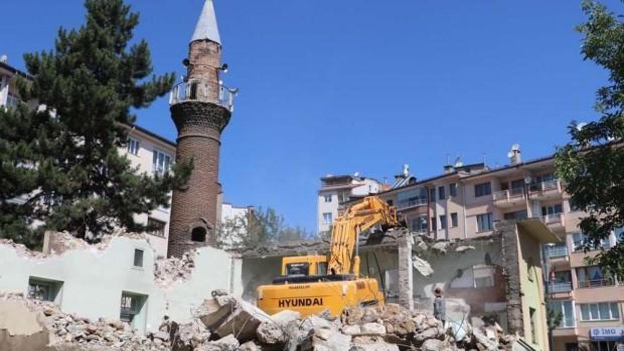 Cami 2. kez yıkıldı, minaresi 5 asırdır ayakta