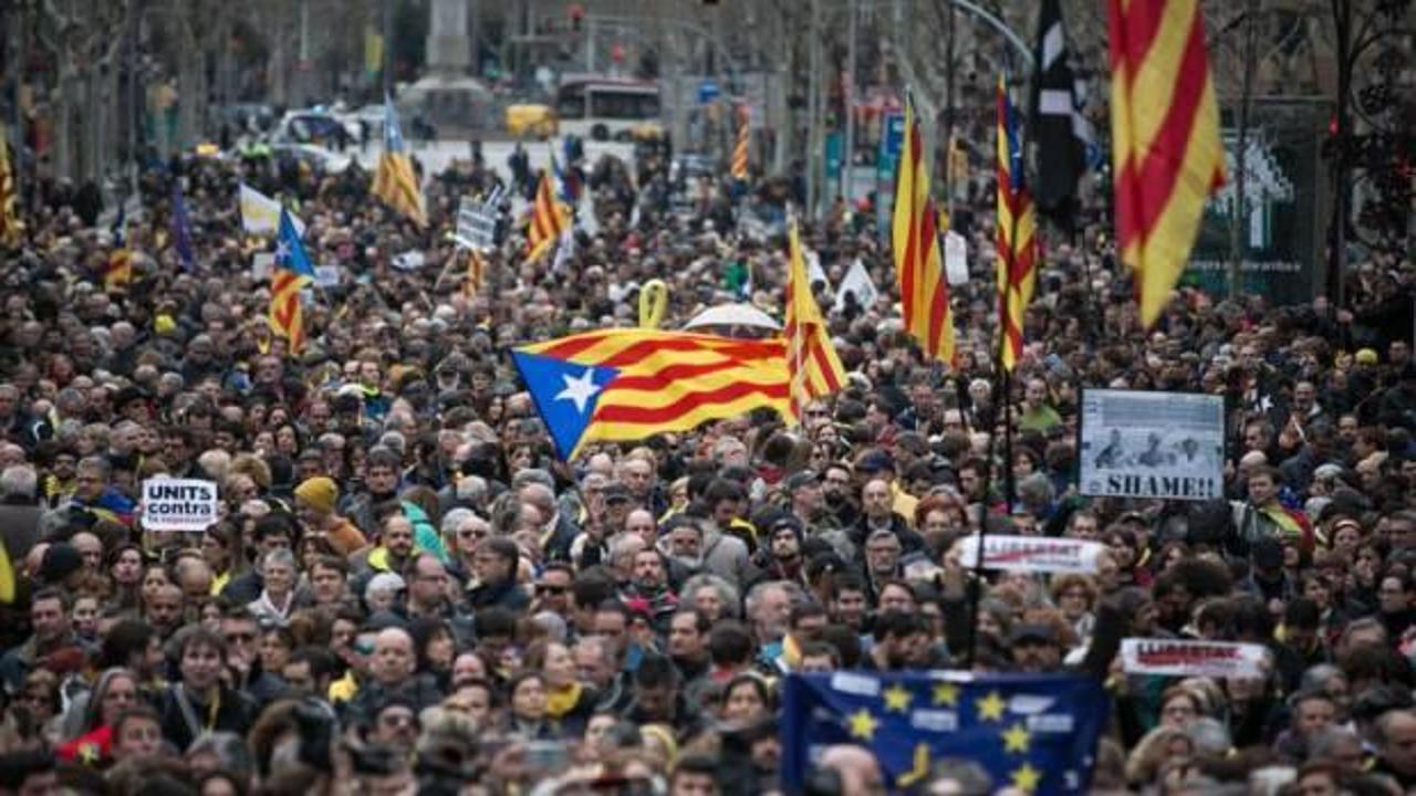 İspanya'da Katalonya sorunu gölgesinde azınlık sol koalisyon hükümeti kuruluyor