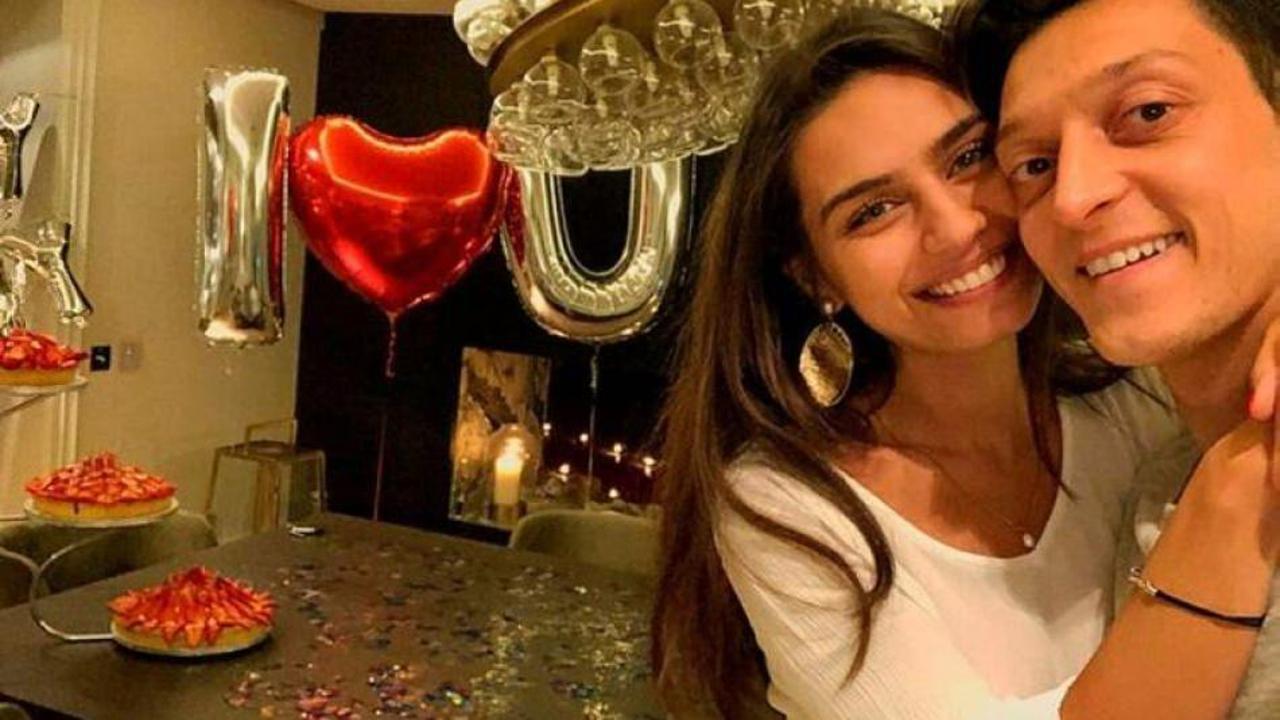 Mesut &Ouml;zil ve Amine G&uuml;lşe'den yemek pozu!