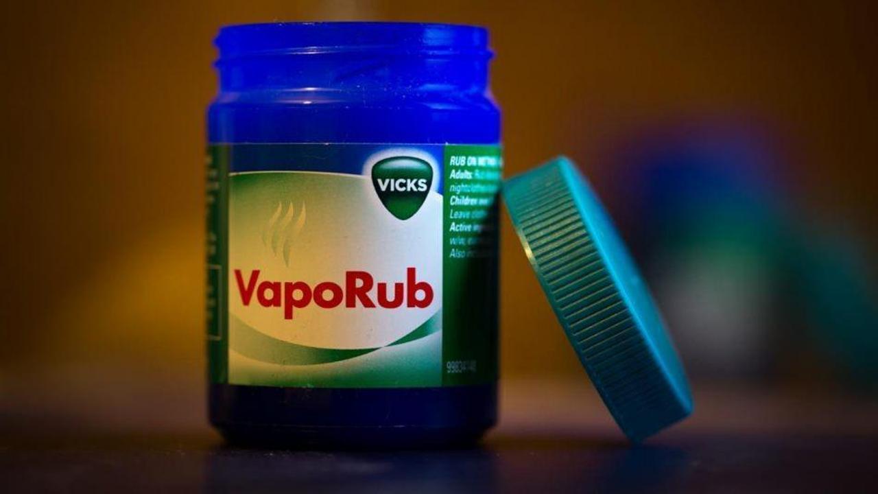 Vicks krem ne işe yarar? Vicks krem nasıl kullanılır? Vicks krem y&uuml;ze nasıl s&uuml;r&uuml;l&uuml;r?