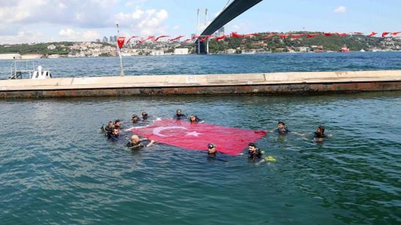 15 Temmuz gazileri İstanbul Boğazı'nda Türk bayrağı açtı