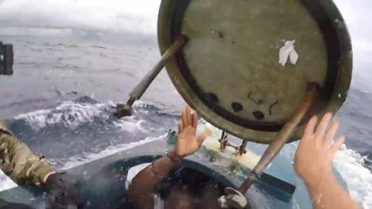 Denizaltıya uyuşturucu operasyonu kamerada