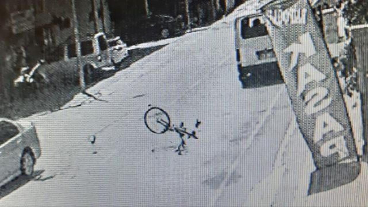 Otomobilin çarptığı bisikletli çocuk metrelerce havaya fırladı