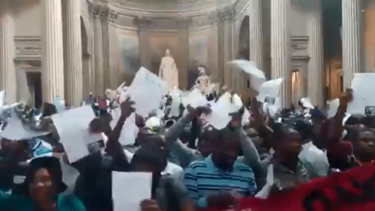 Fransa karıştı: Kara Yelekliler orayı bastı!