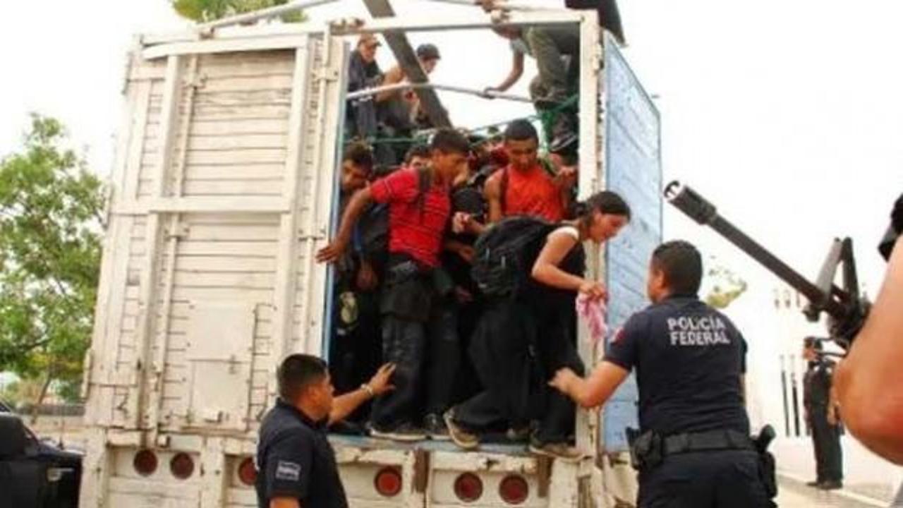 Traktör römorkunda 51 göçmen yakalandı
