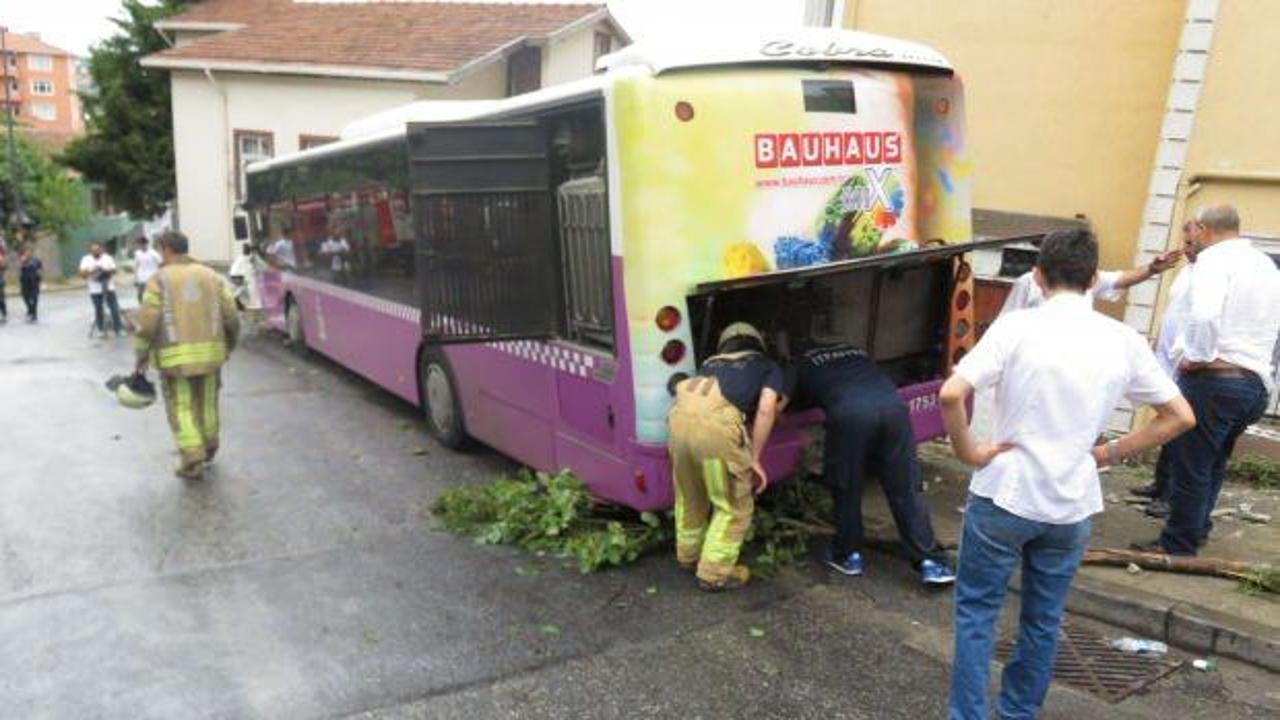 Üsküdar'da otobüs ve minibüs birbirine girdi! Yaralılar var