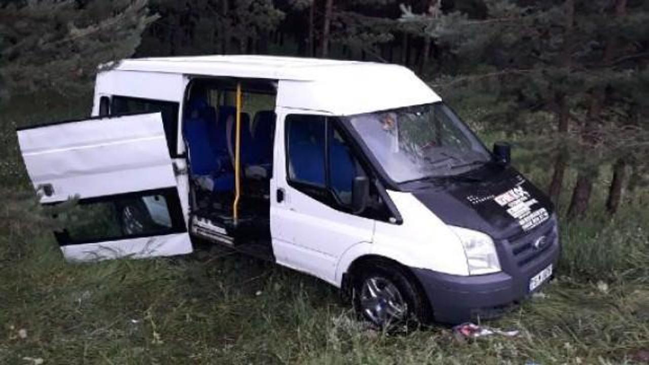 Yolcu minibüsü TIR'ın dorsesine çarptı: 1 ölü, 8 yaralı