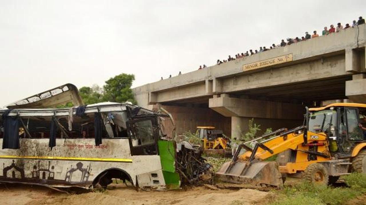 Yolcu otobüsü su kanalına uçtu: 29 ölü