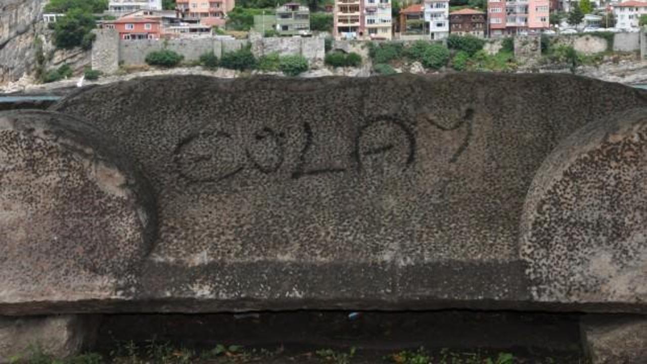 3 bin yıllık lahit kapağına spreyle 'Gülay' yazdılar