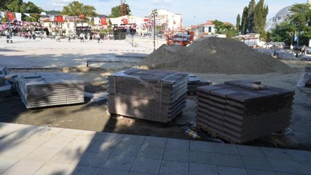 CHP'li belediye yapımı tamamlanmayan meydanı açtı