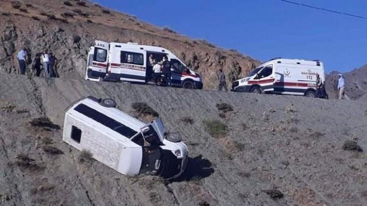 Elazığ'da yolcu minibüsü devrildi: 4 yaralı 