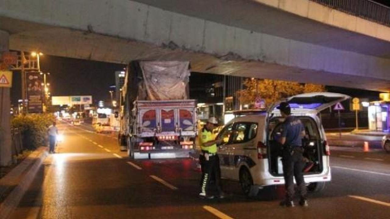 Beşiktaş'ta kamyon köprüye sıkıştı