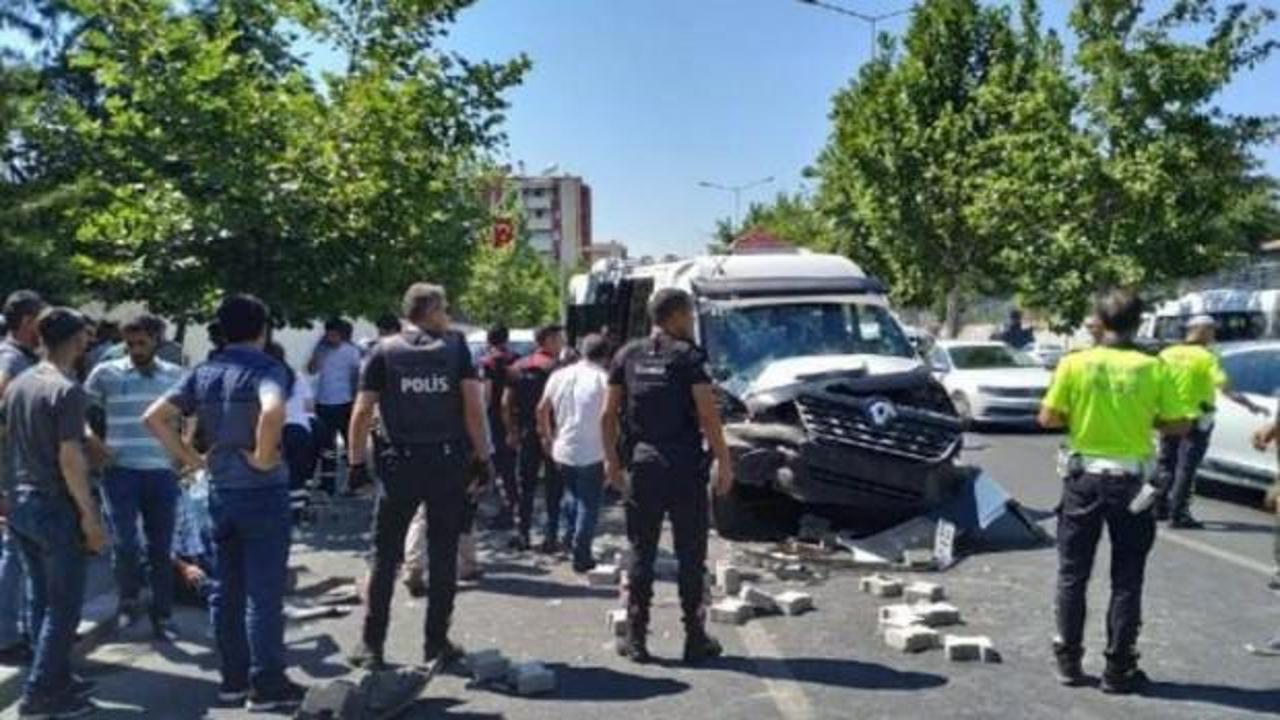 Diyarbakır'da yolcu minibüsü traktöre çarptı: 16 yaralı