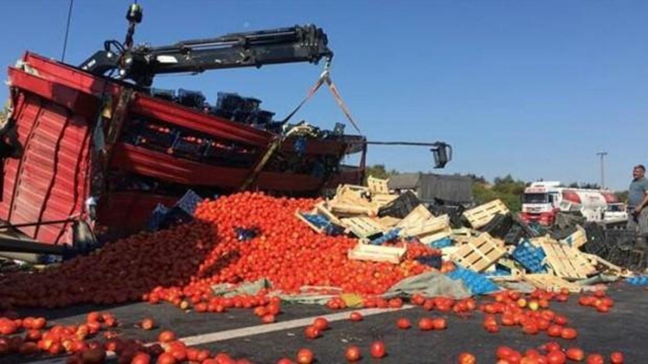 TEM’de kamyon devrildi: Tonlarca meyve ve sebze yolla döküldü