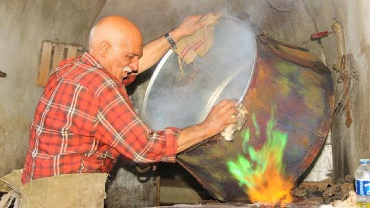 Bayram &ouml;ncesinde bakır kazan ve tencereler kalaylanıyor