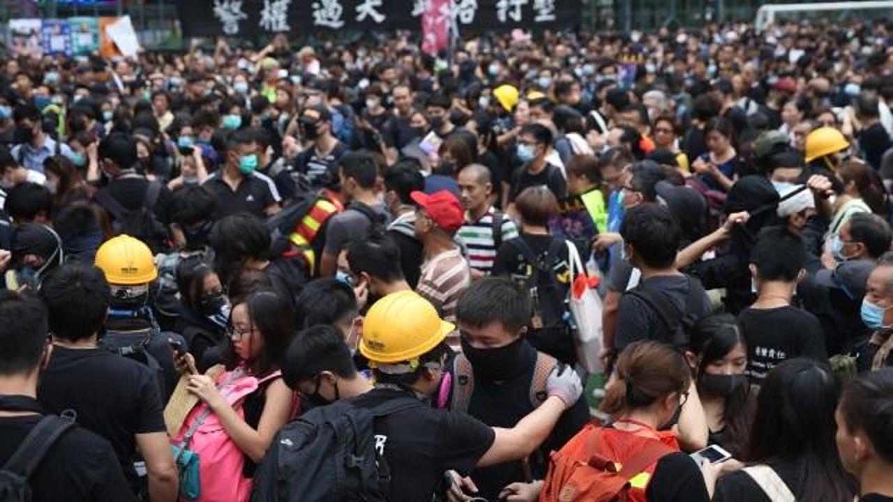 Hong Kong’da hükumet karşıtları sokağa döküldü 