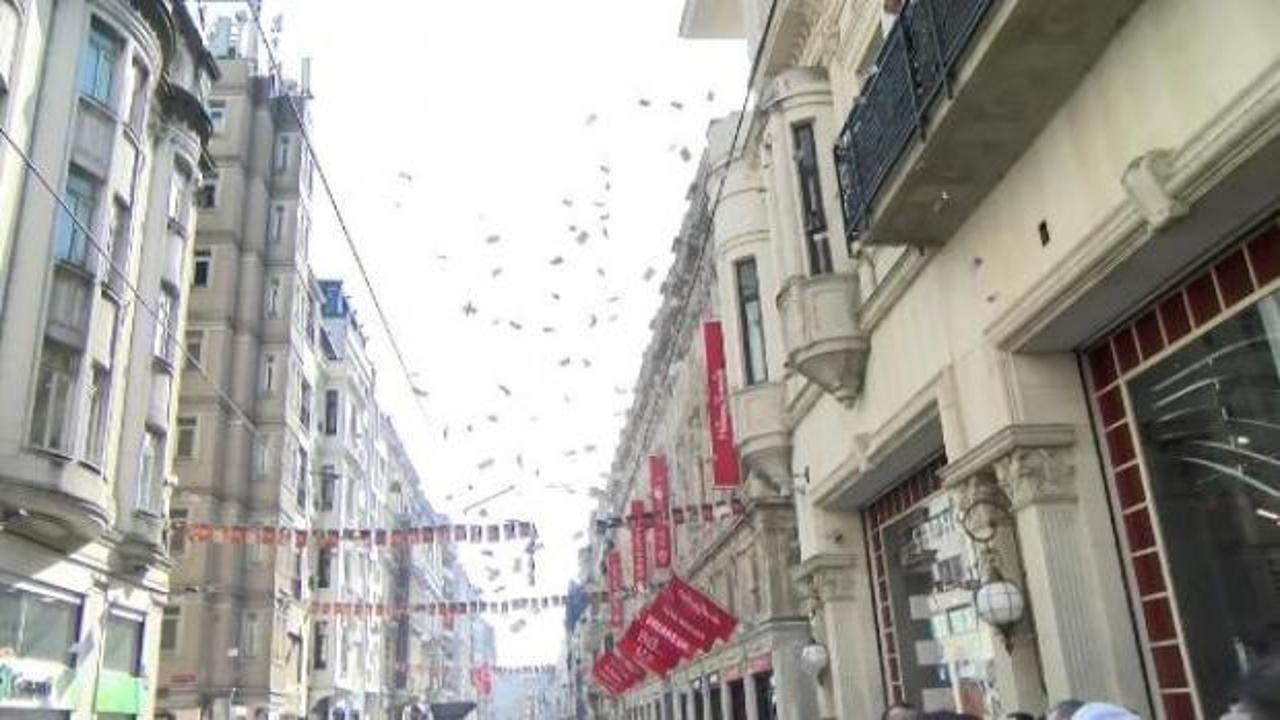 İstiklal Caddesi'nde para sa&ccedil;tı, herkes d&uuml;şen paraları topladı