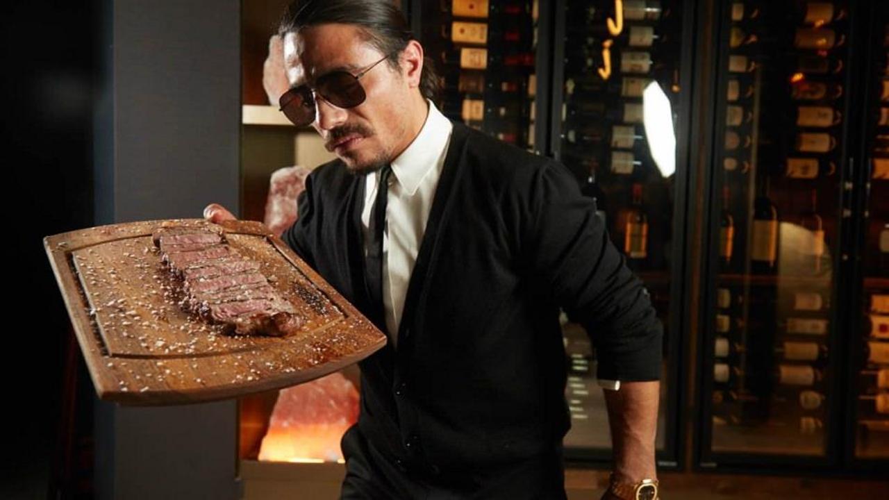 Nusret şovlarına bir yenisini daha ekledi