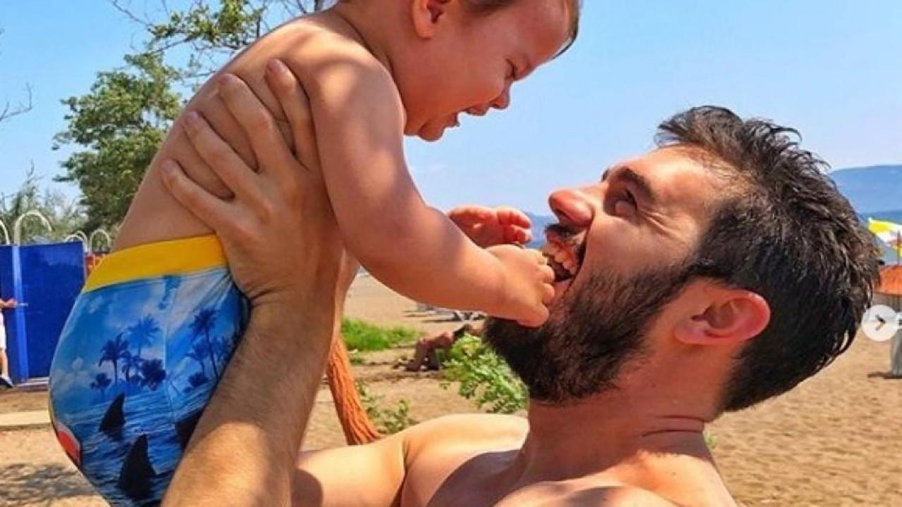 Oyuncu İsmail Ege Şaşmaz'dan kardeşiyle yaz karesi!