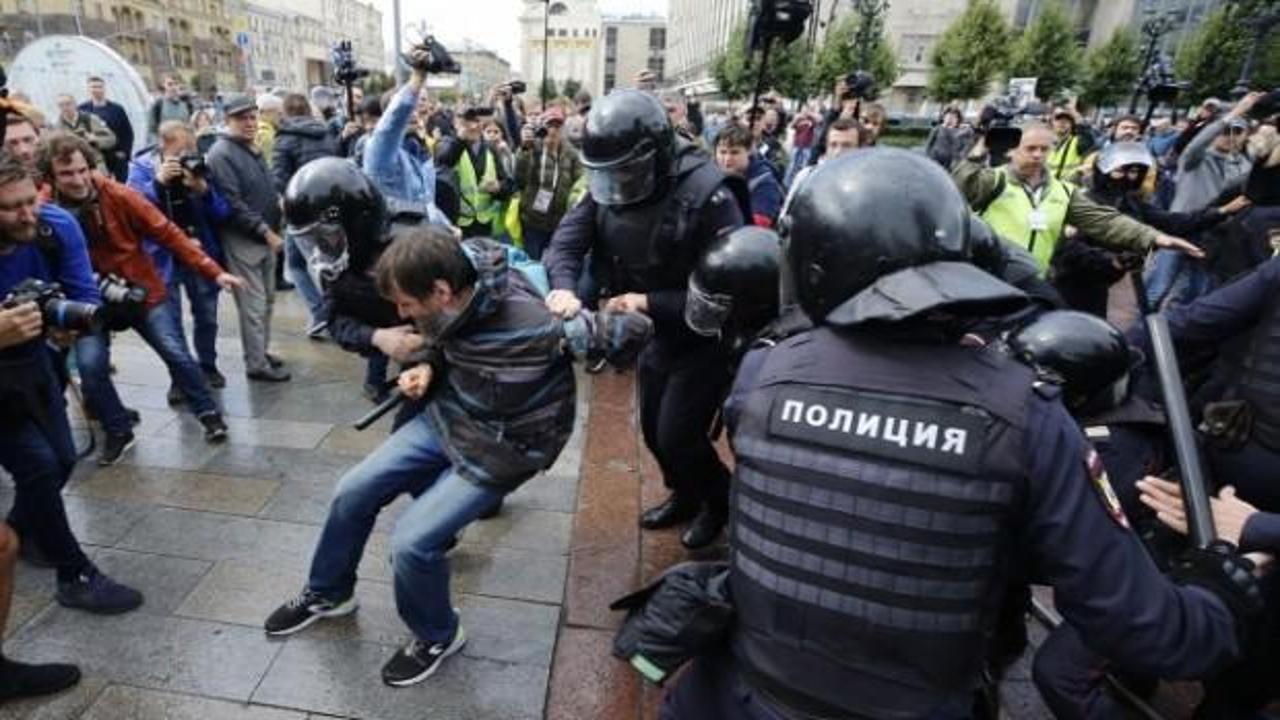 Rusya'daki seçim protestosunda 700 kişi gözaltına alındı