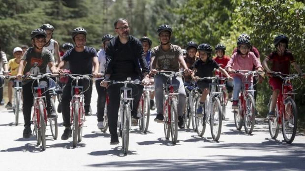 Bakan Kasapoğlu gençlerle bisiklet sürdü