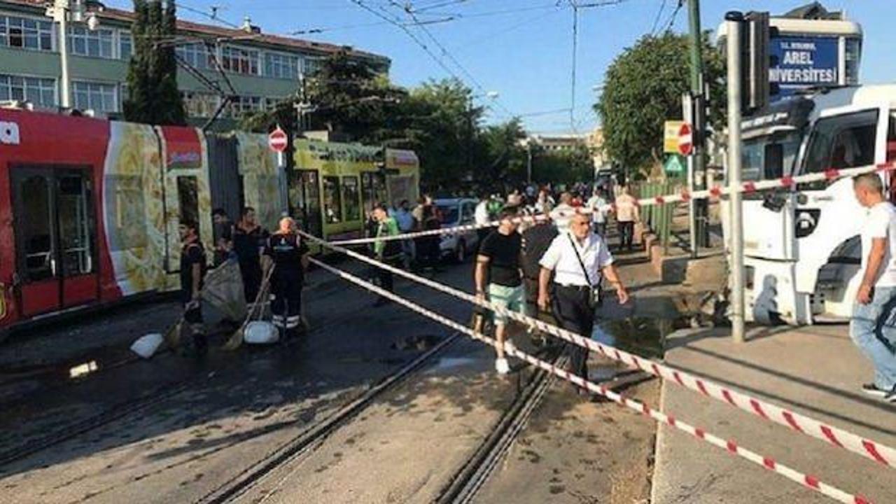 Cevizlibağ'da tanker tramvaya çarptı, seferler çift yönlü durduruldu