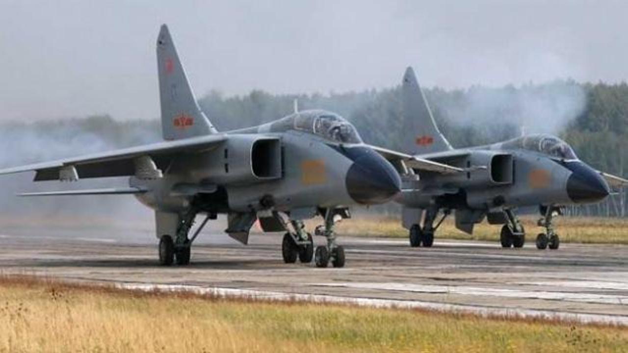 Çin'in yeni avcı bombardıman uçağı Rusya semalarında
