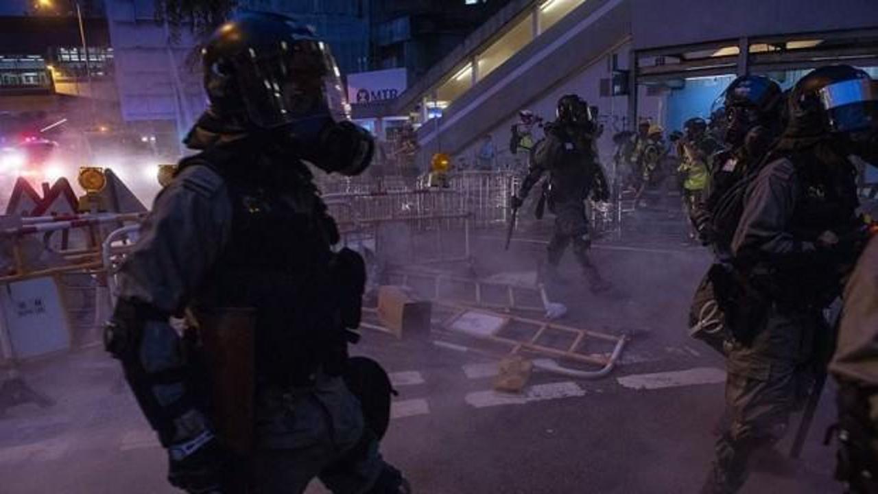 Hong Kong'daki protestolarda polisten göz yaşartıcı gazla müdahale