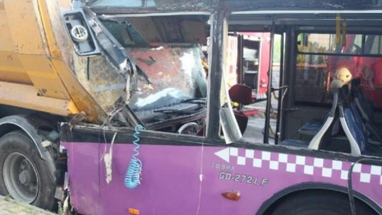 İstanbul'da feci kaza: Halk otobüsü TIR'a çarptı