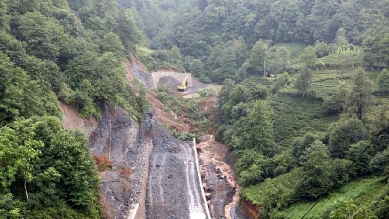 Rize'de heyelan: Yol trafiğe kapandı, sel riski var