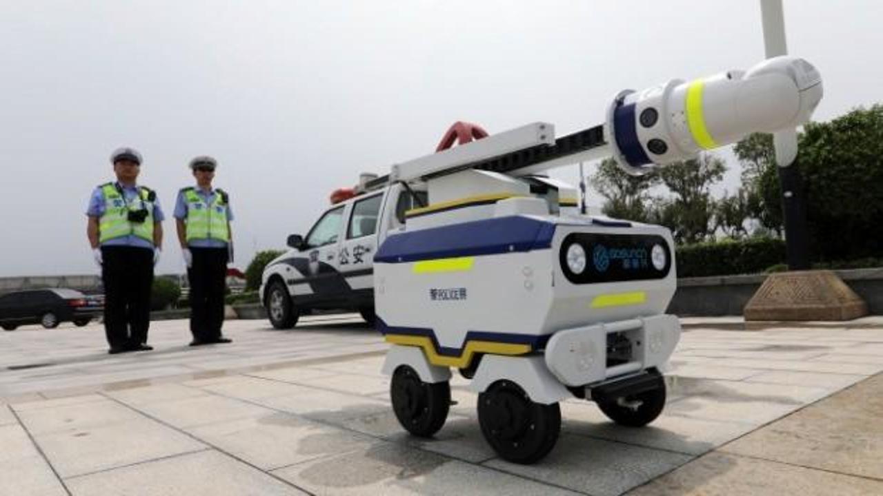 Üç ayrı model robot trafik polisi çalışmaya başladı