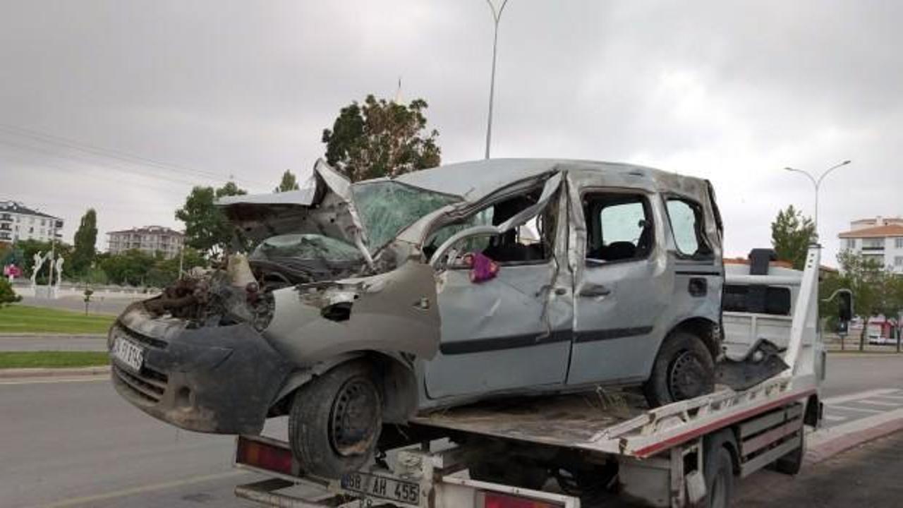 Aksaray'da hafif ticari araç devrildi: 6 yaralı