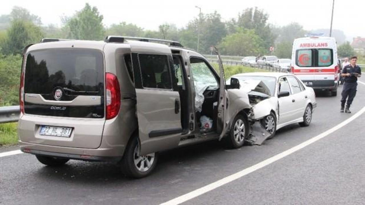 Ticari araçla otomobil çarpıştı: 8 yaralı
