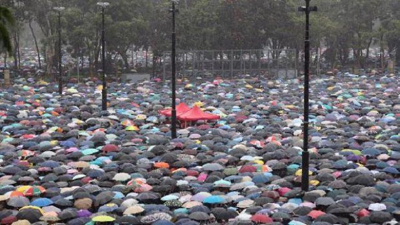 Yağmuru dinlemediler! Binlerce kişi sokağa çıktı