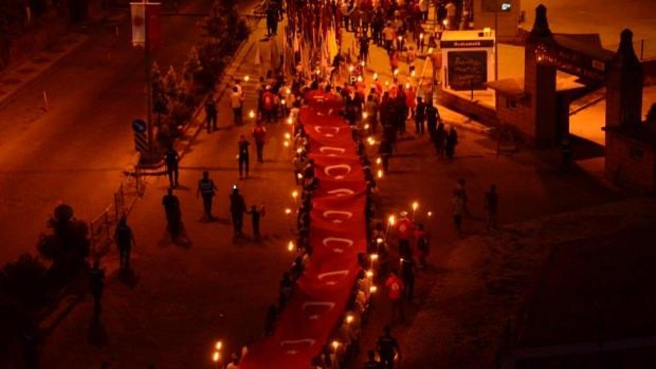Bitlis'te 1071 metrekare Türk bayrağıyla 'fener alayı'