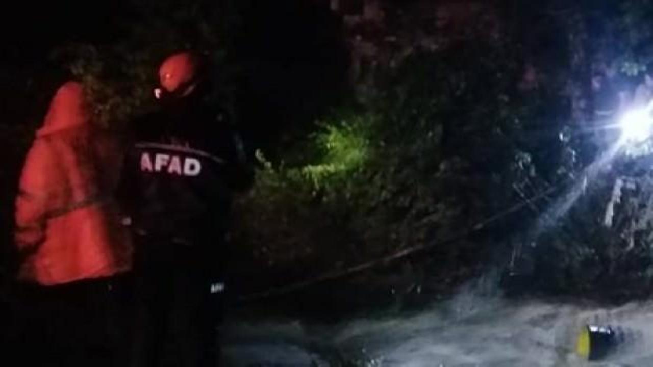 &Ccedil;&ouml;ken k&ouml;pr&uuml;de mahsur kalan aile kurtarıldı