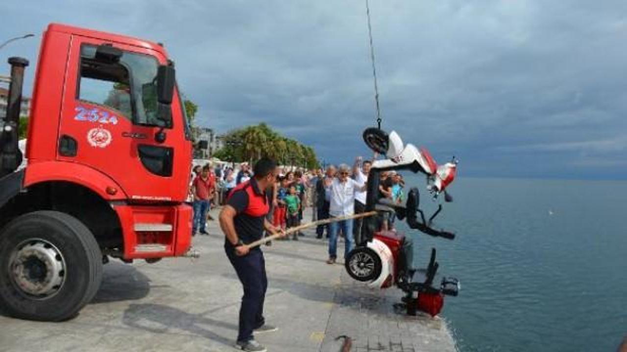 Elektrikli motosiklete bulunan 2 kadın denize düştü