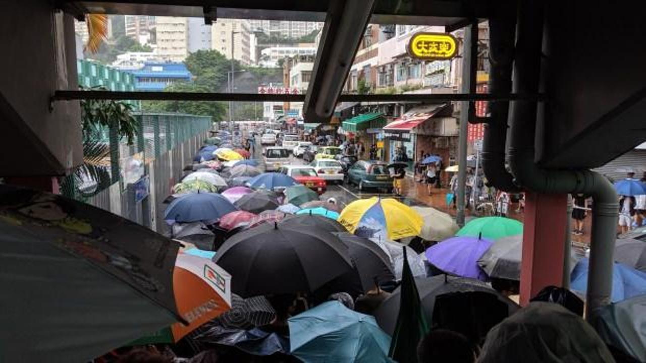 Hong Kong'da protestolar devam ediyor! Polis izin verdi