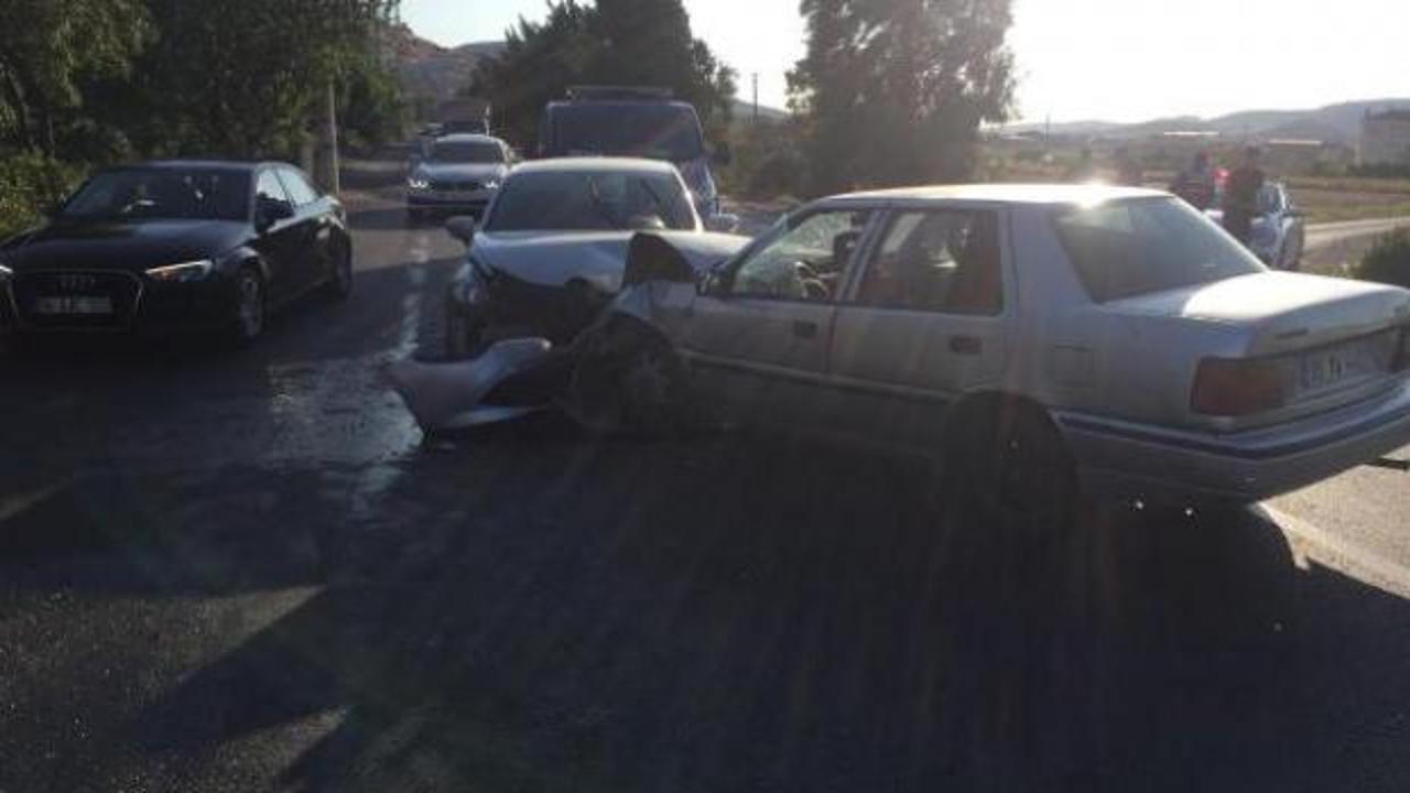 İzmir'de iki otomobil çarpıştı: 4'ü çocuk 8 yaralı 