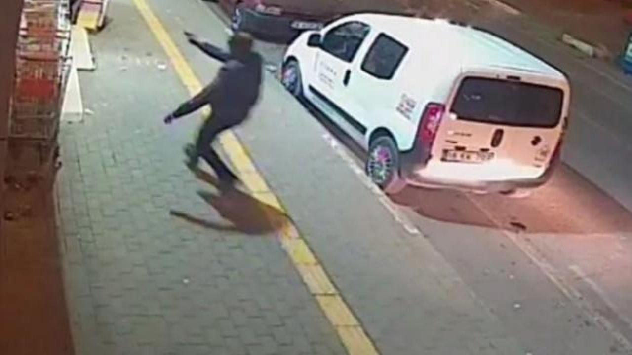 Kaldırımda korkun&ccedil; cinayet kamerada