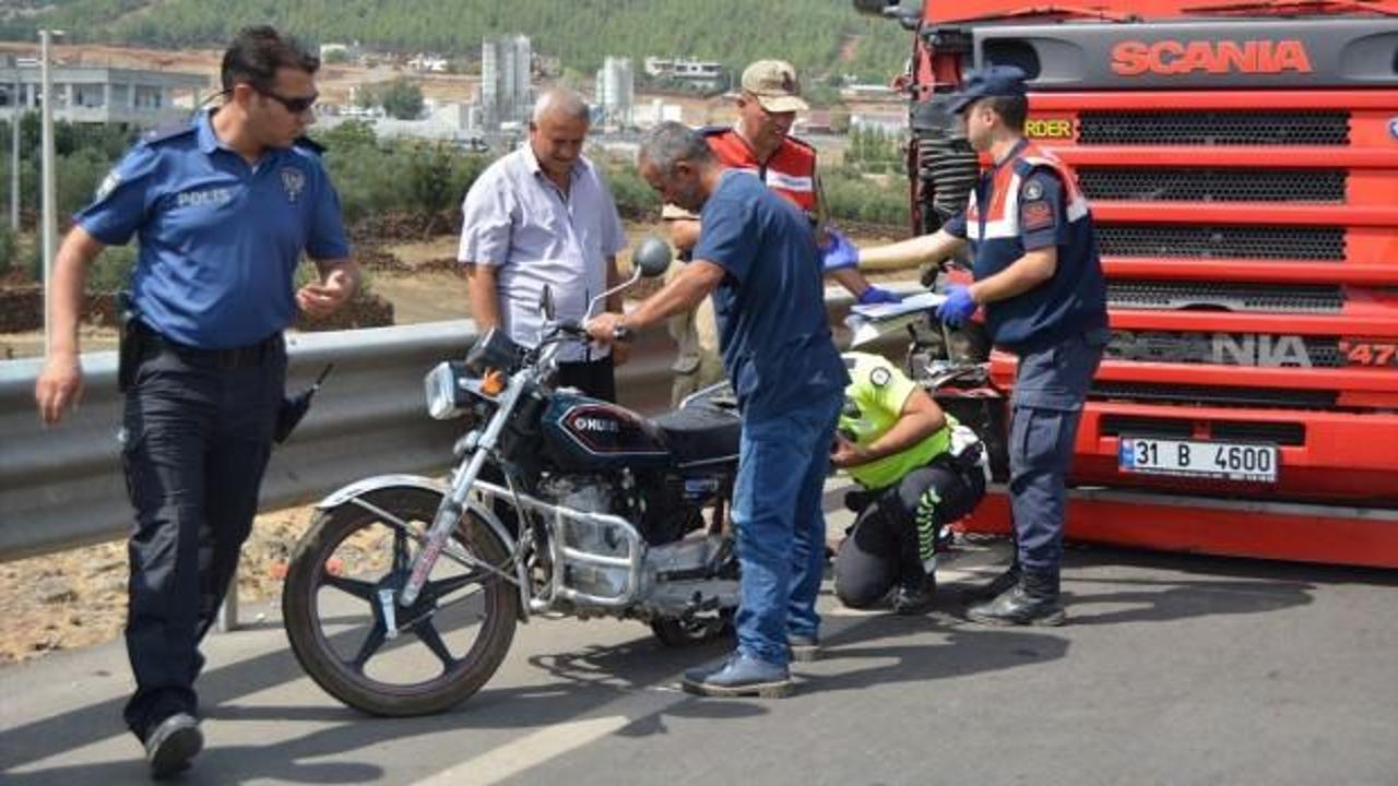 TIR motosiklete çarptı: 1 ölü