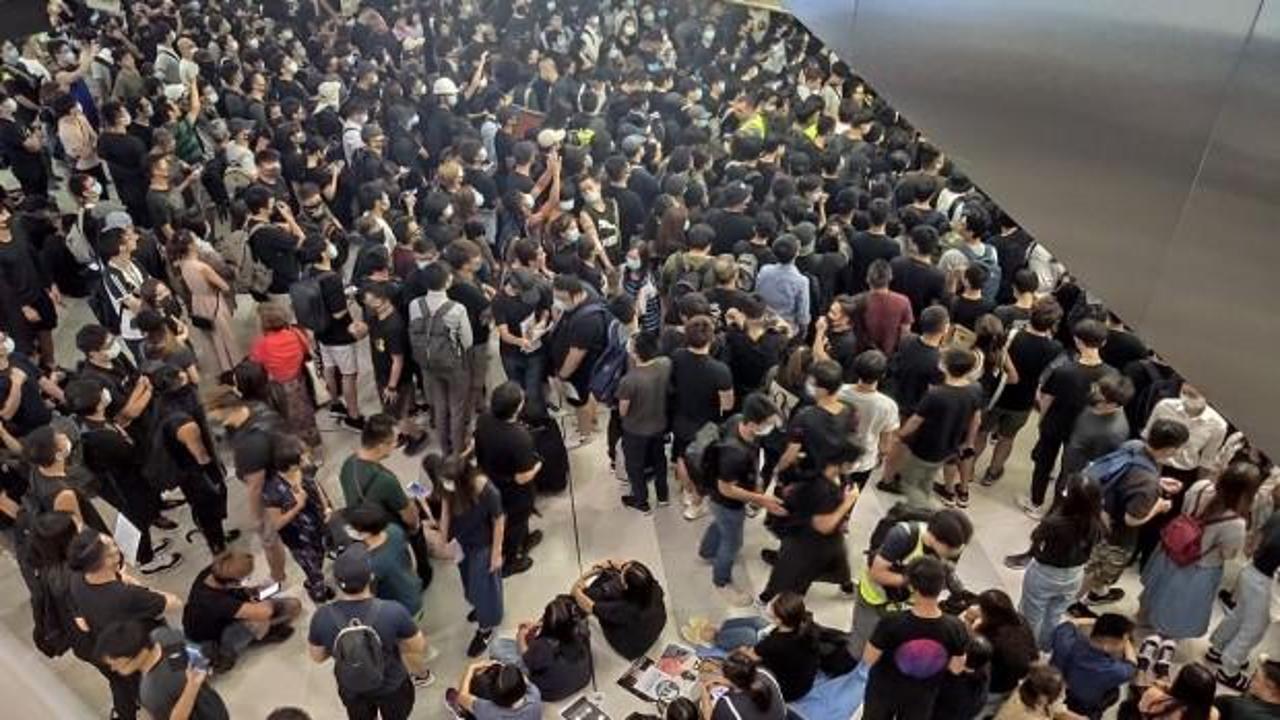 Hong Kong'da sular durulmuyor! Polis'ten göstericilere müdahale