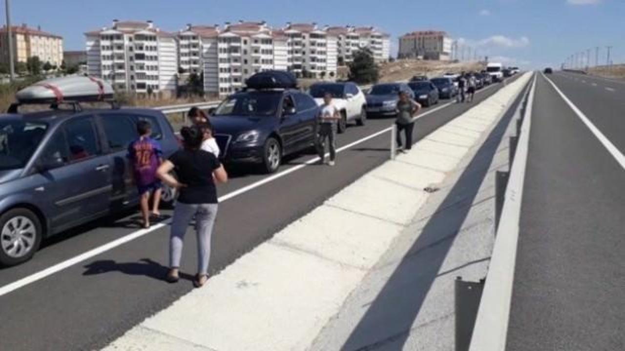 İpsala'da kuyruk 8 kilometreyi ge&ccedil;ti