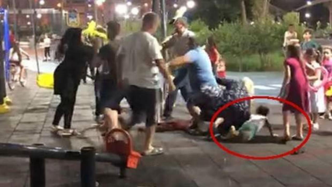 Parkta kavga eden kadınları erkekler ayıramadı