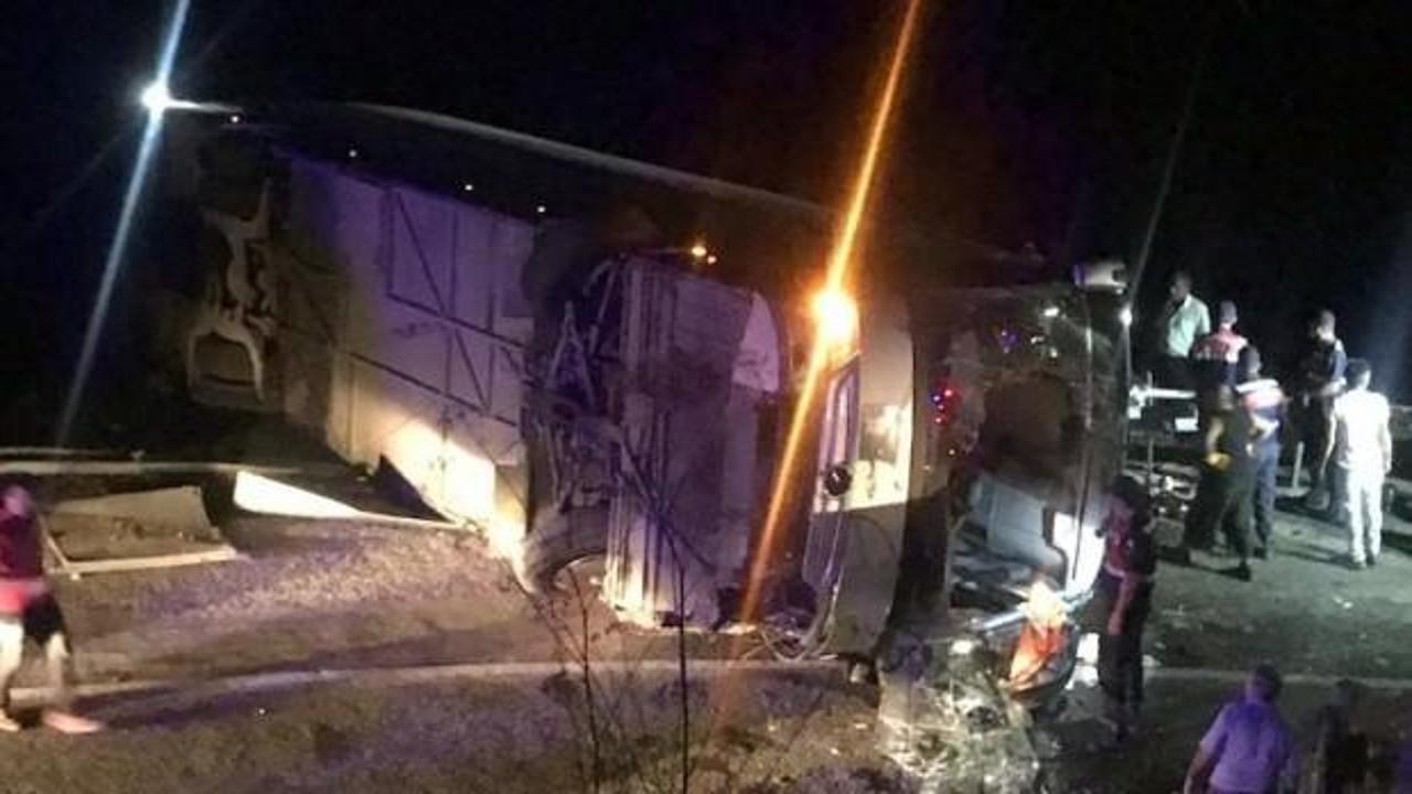 Tur otob&uuml;s&uuml; şarampole devrildi: &Ccedil;ok sayıda yaralı var!