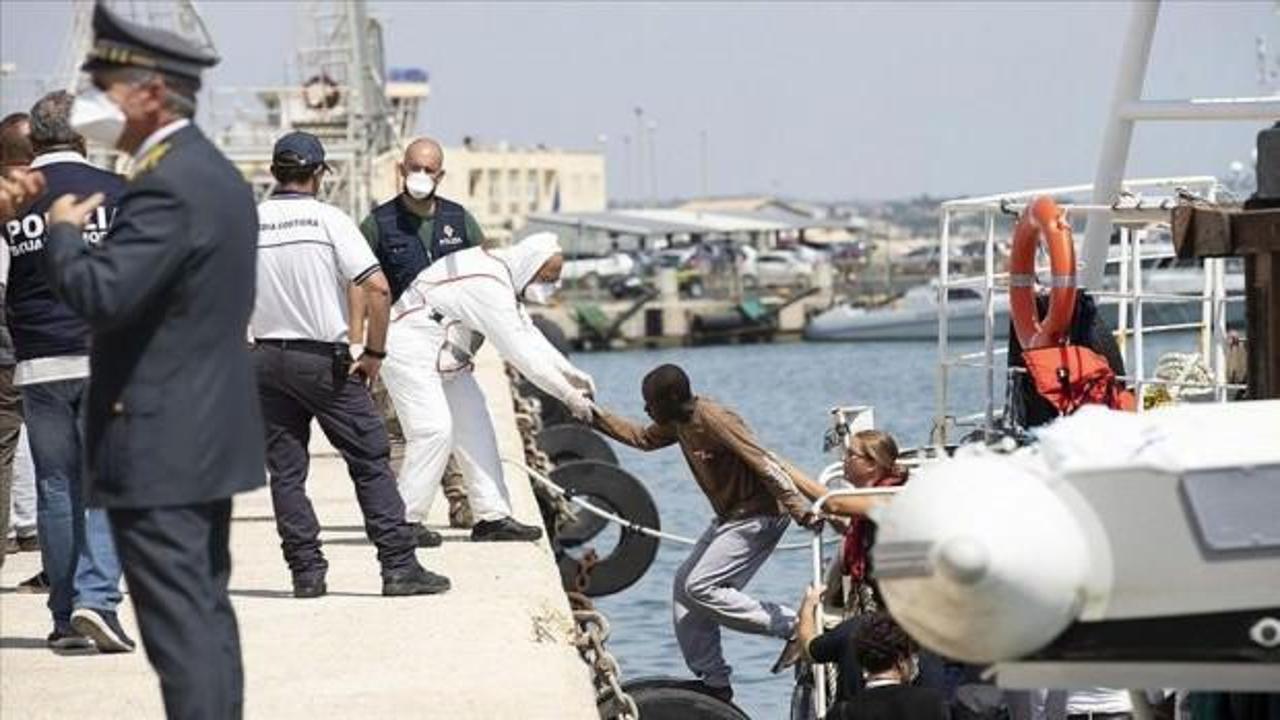 İtalyan STK gemisindeki düzensiz göçmenler karaya çıktı